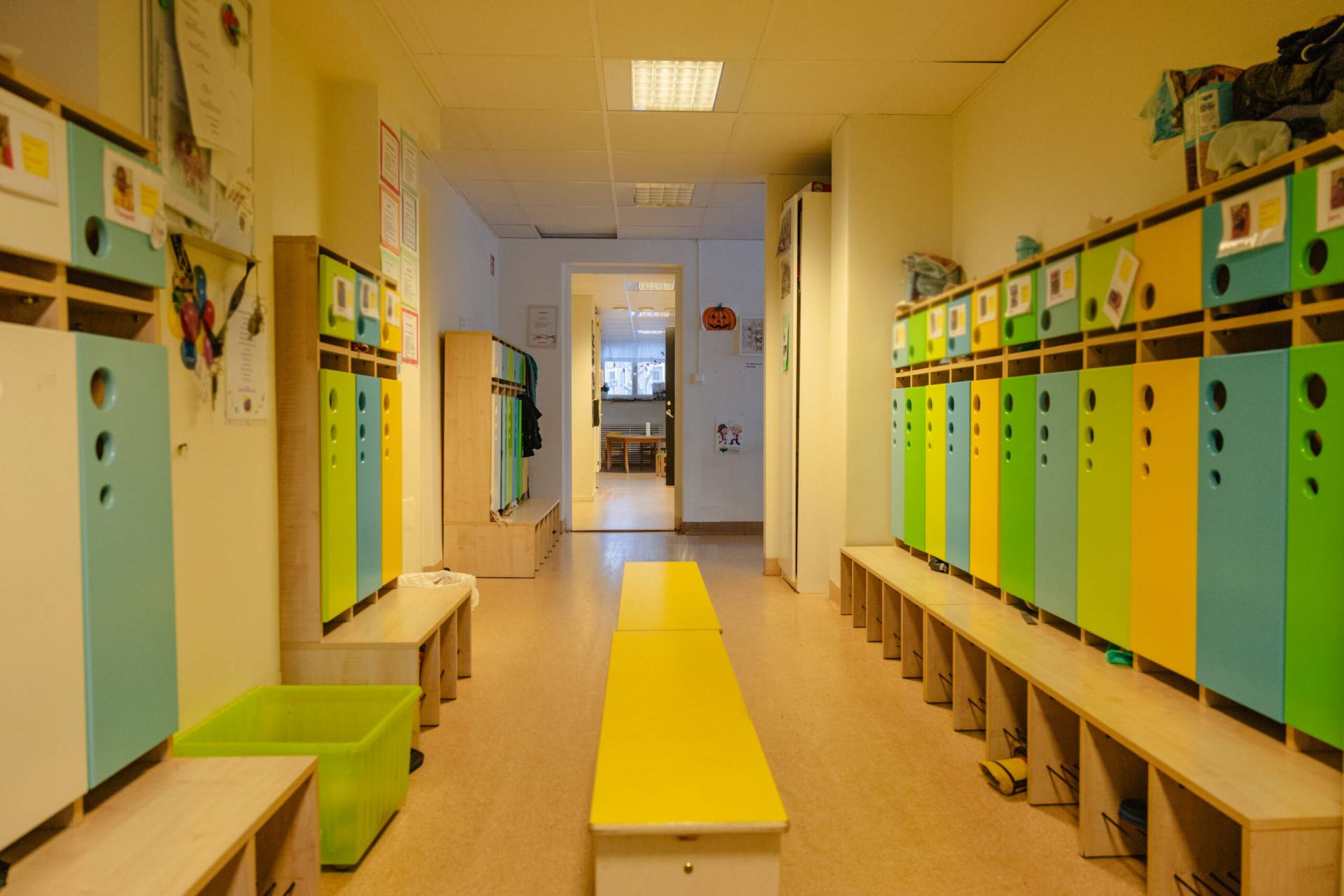 Hallen med barnens skåp i Mattelekförskolan Solna